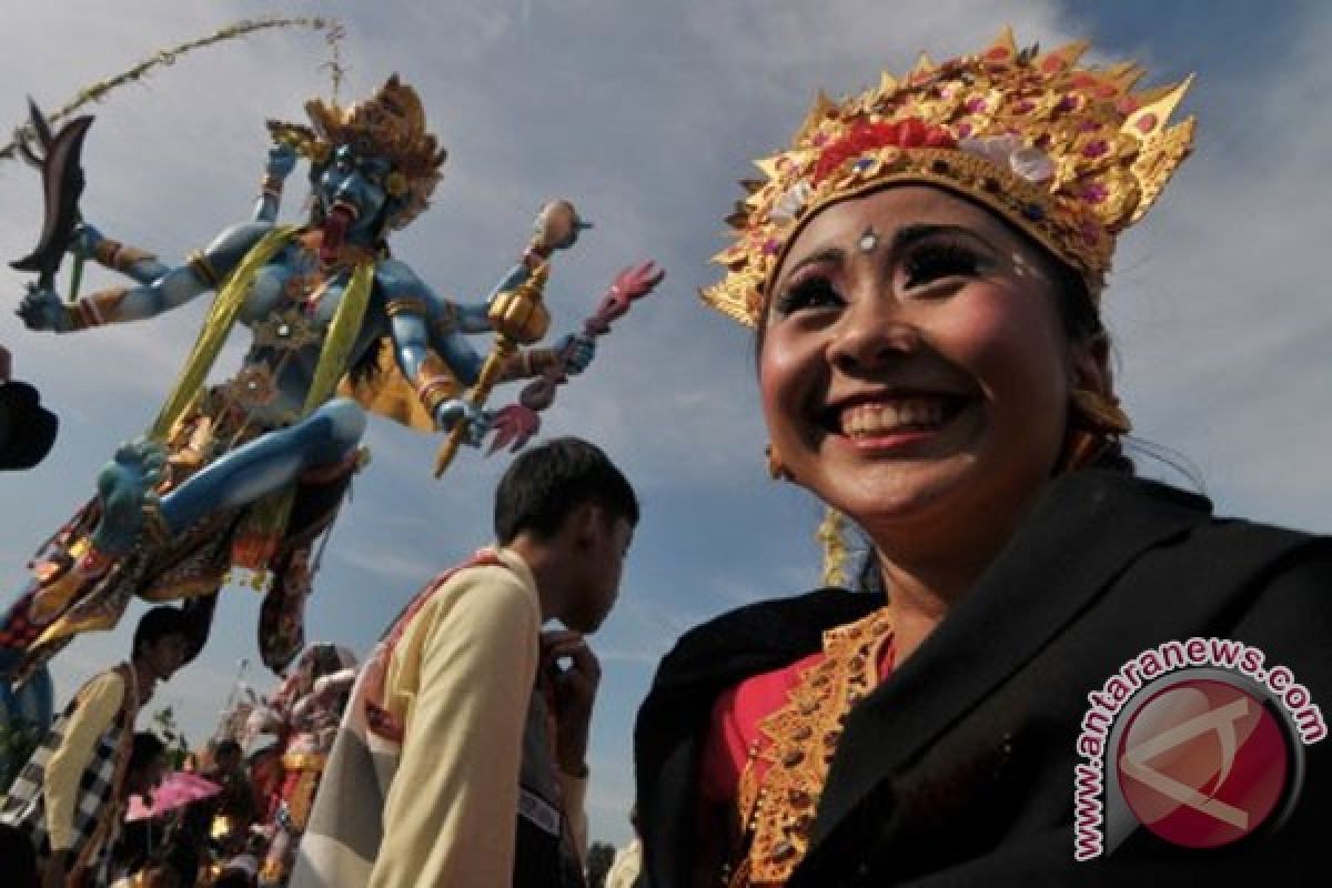 Umat Hindu di Mataram arak ogoh-ogoh