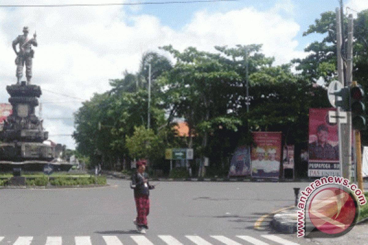 Jalan utama di Pantai Kuta ditutup