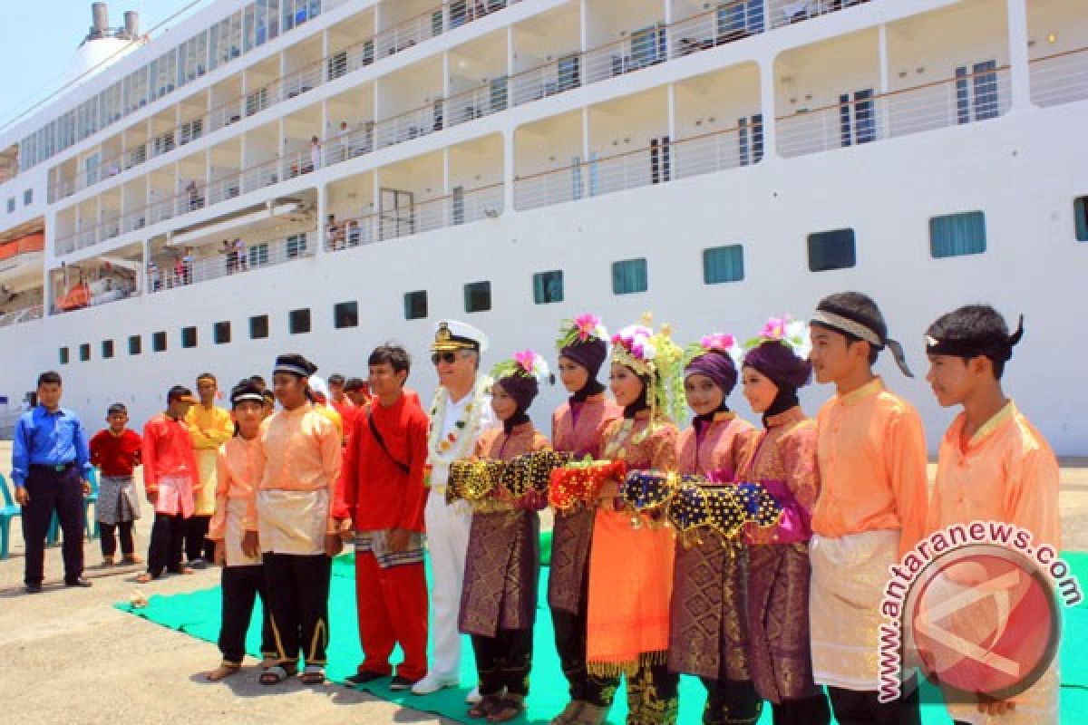 100 turis kapal pesiar Silver Whisper singgahi Sabang