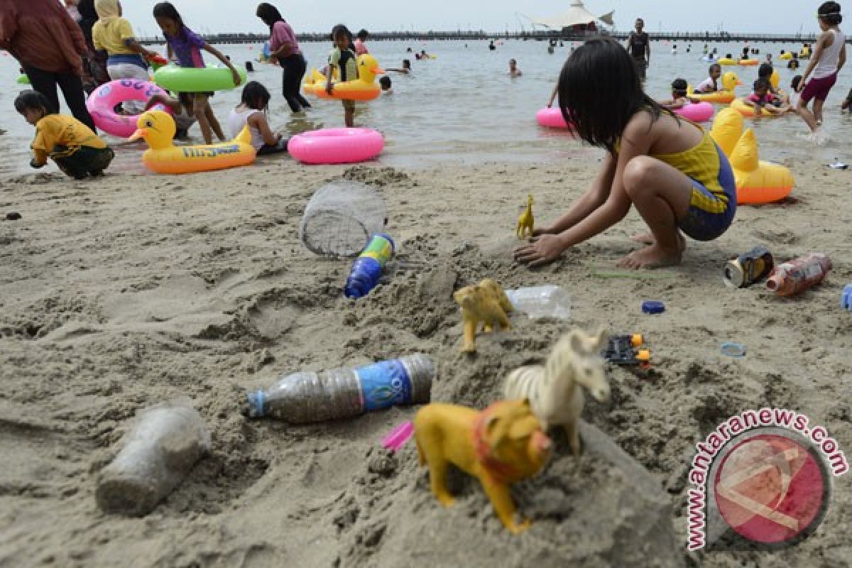 Relawan bersihkan sampah di kawasan wisata Ancol