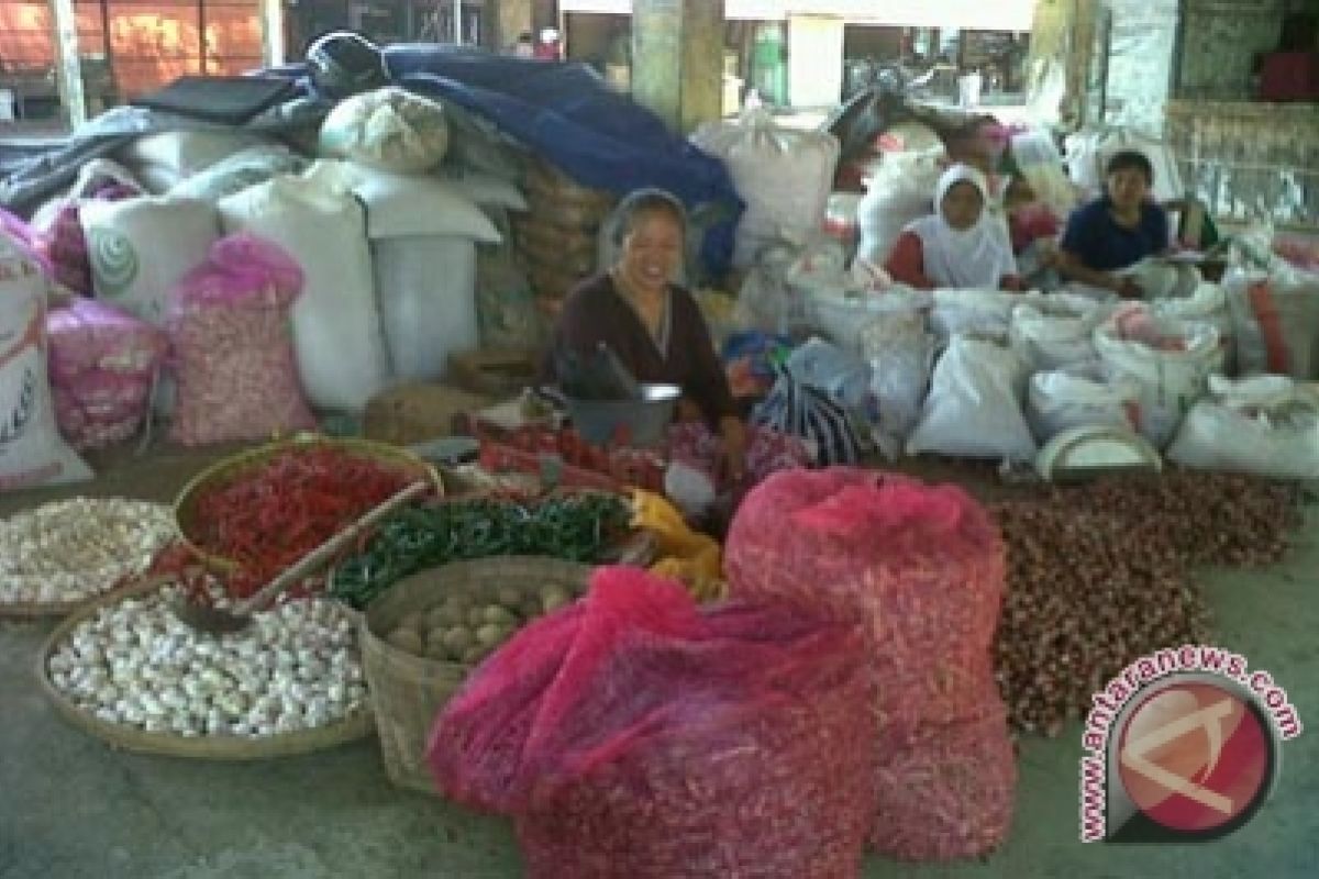 Pengepul bawang berperan menjaga distribusi bahan pokok di pasaran