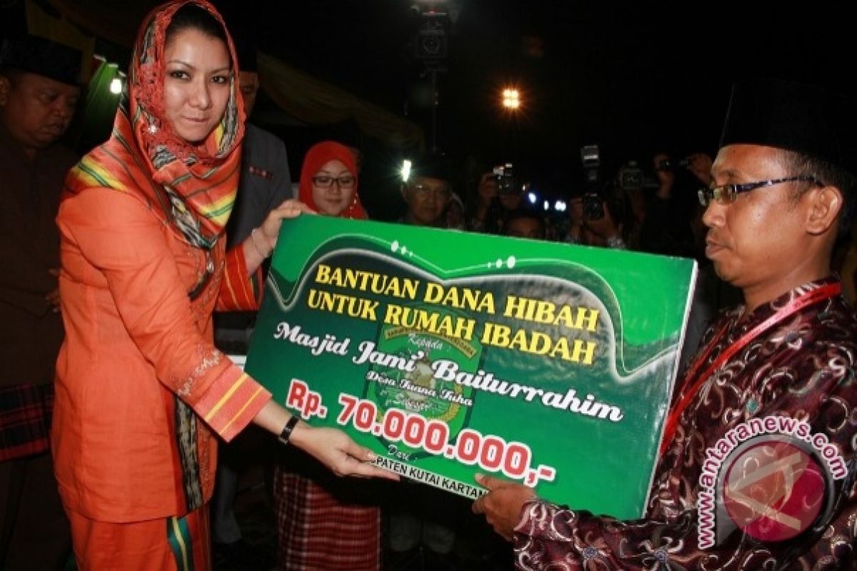 Bupati Rita Serahkan Bantuan Untuk Delapan Masjid