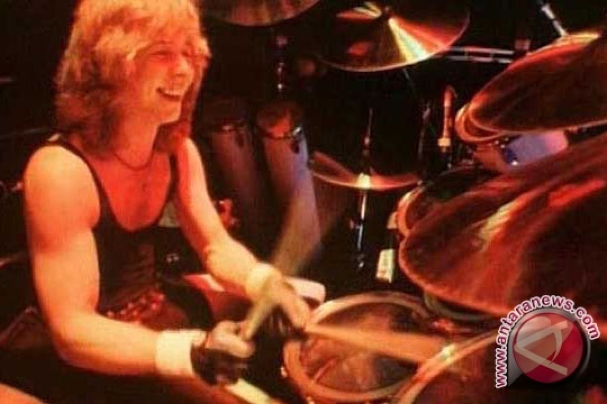Mantan drummer Iron Maiden Clive Burr tutup usia