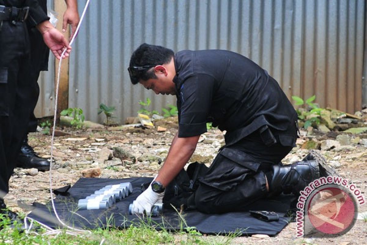 Gegana ledakkan bingkisan diduga bom di Bekasi