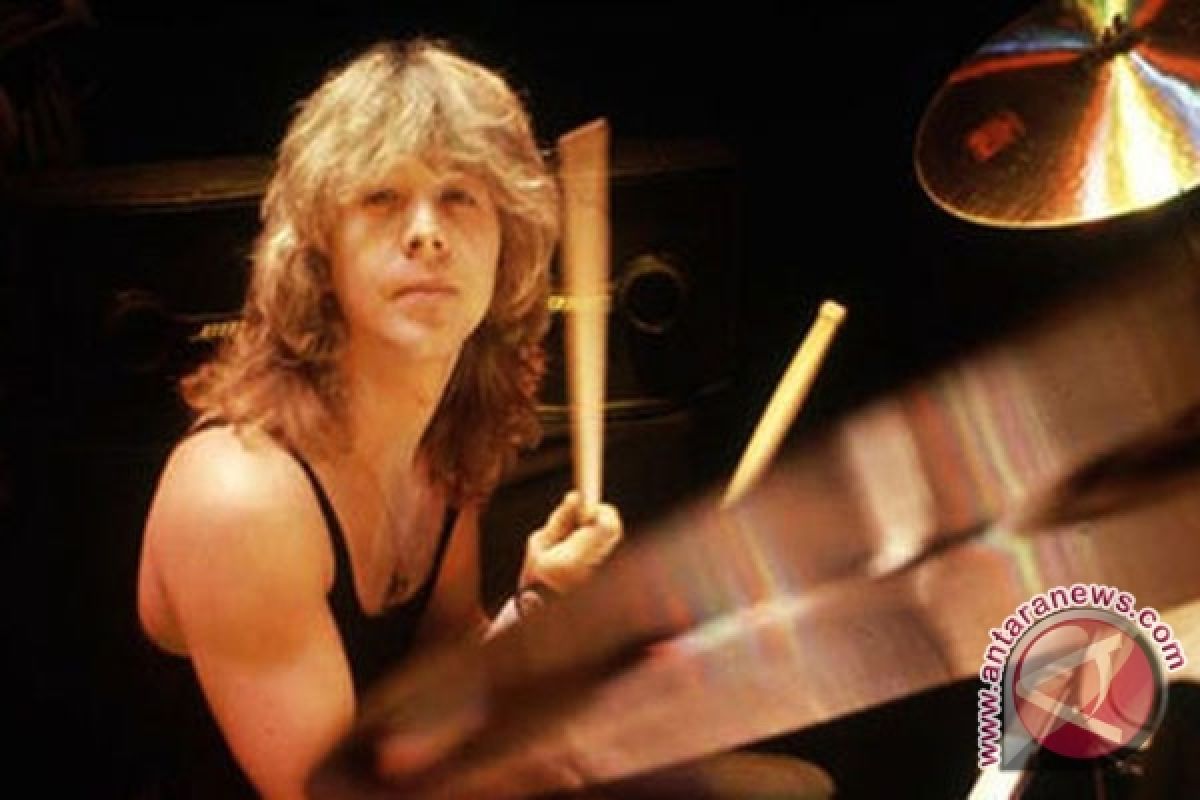 Mantan drummer Iron Maiden Clive Burr tutup usia