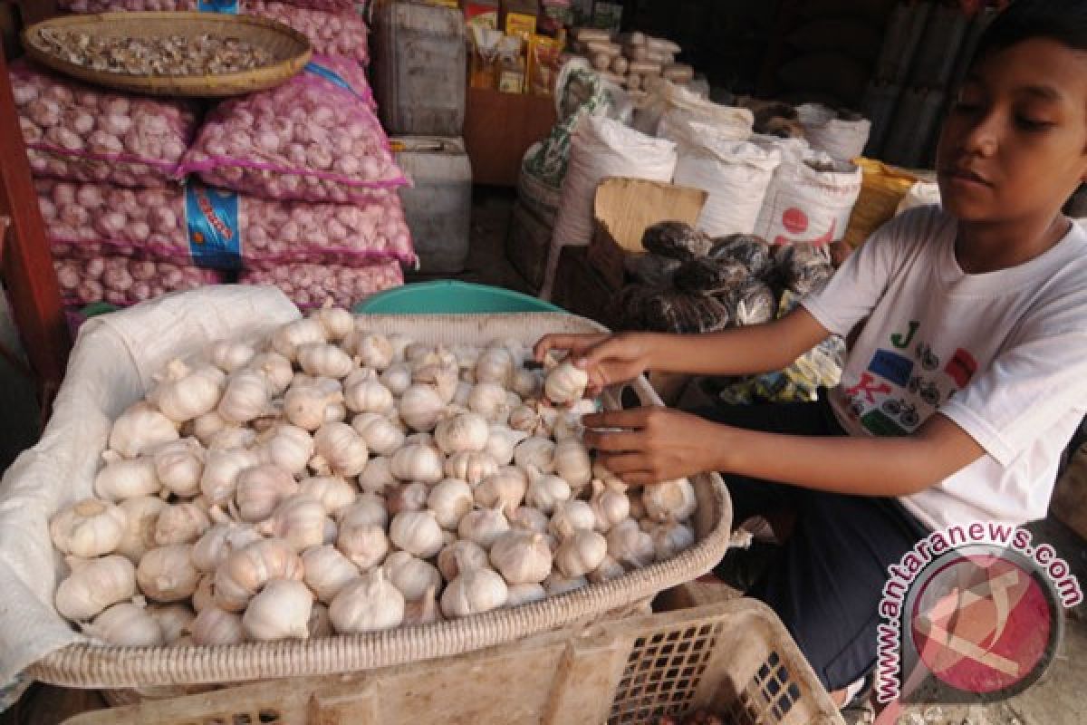 Pemprov Sulteng tekan lonjakan harga bawang putih di Palu