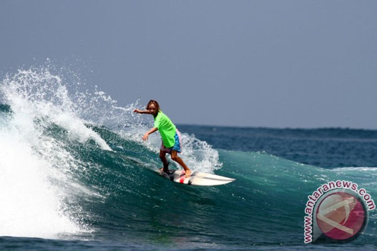 Kontes surfing meriahkan "Bengkulu beach festival"