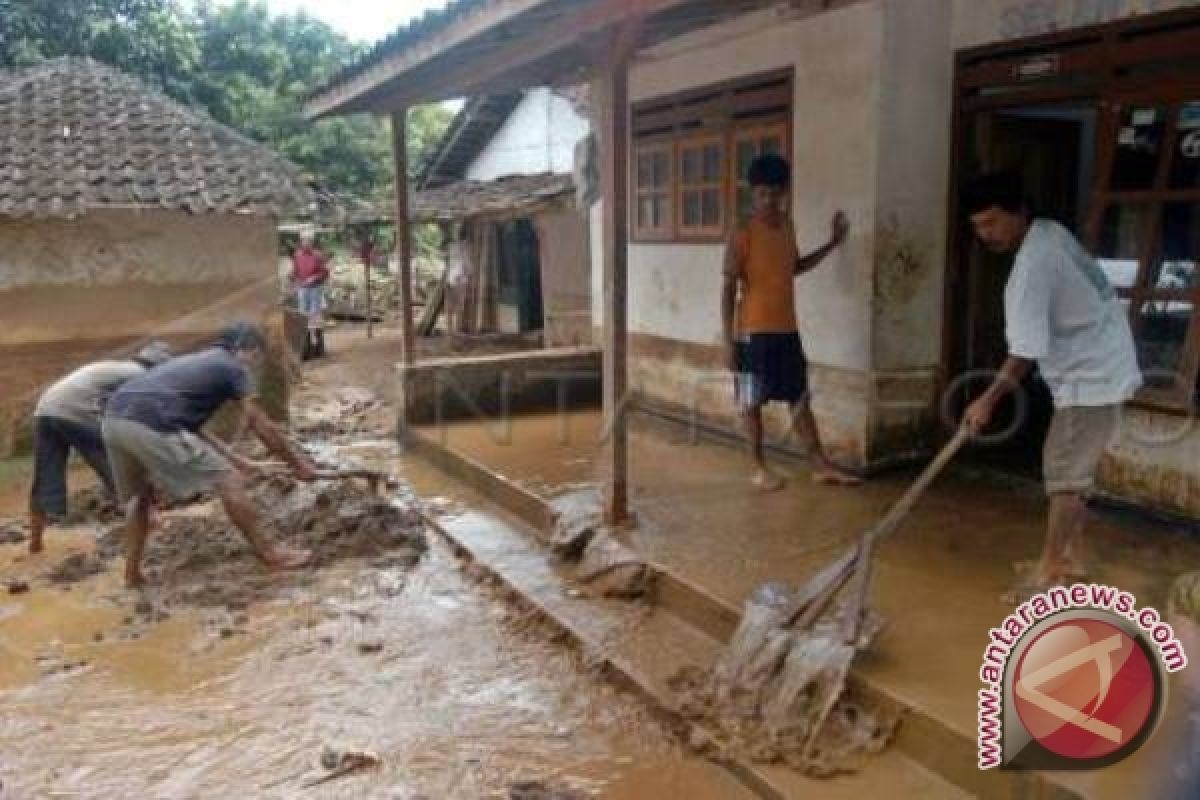 Banjir Lumpur Tambang KPC Terjang Pemukiman Warga