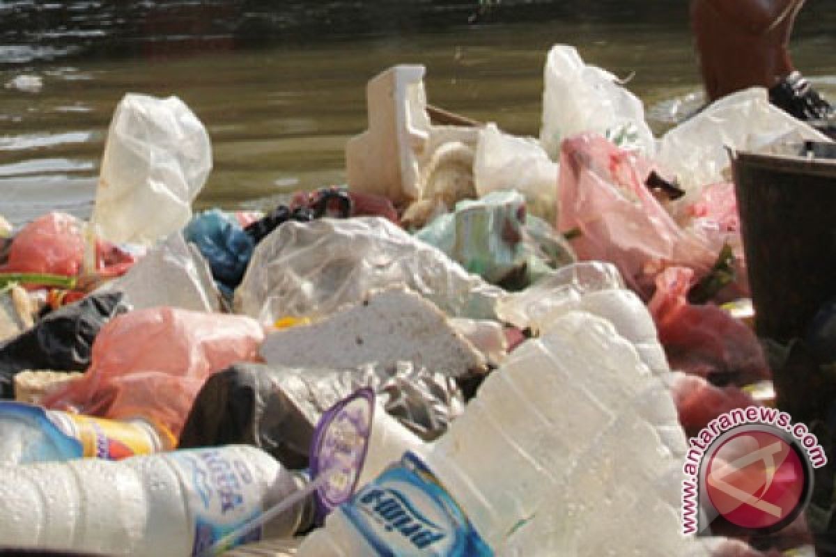 Pengangkutan Sampah Terlambat Akibat Jembatan Kapuas Rusak