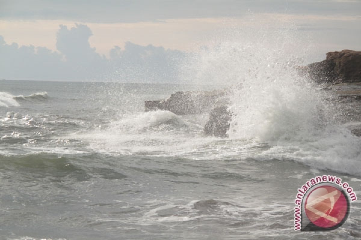 Tinggi gelombang laut barat Bengkulu dua meter