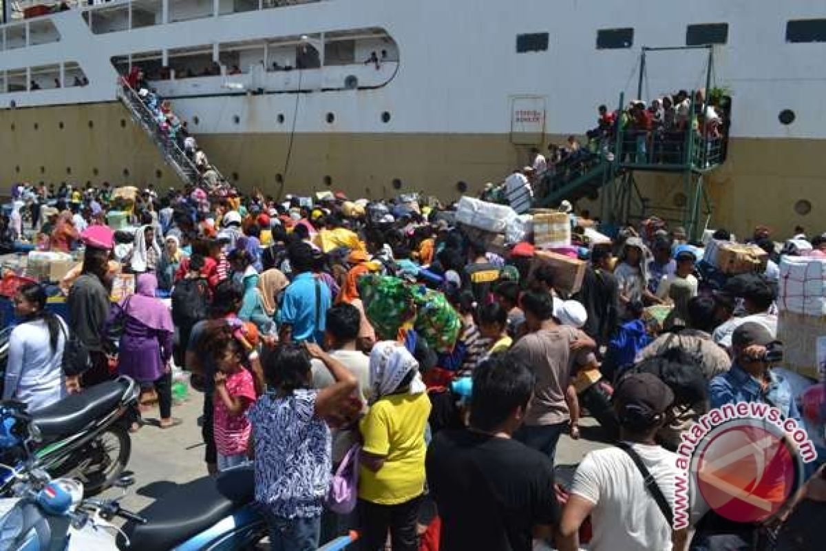 Ratusan Penumpang Telantar di Pelabuhan Nunukan