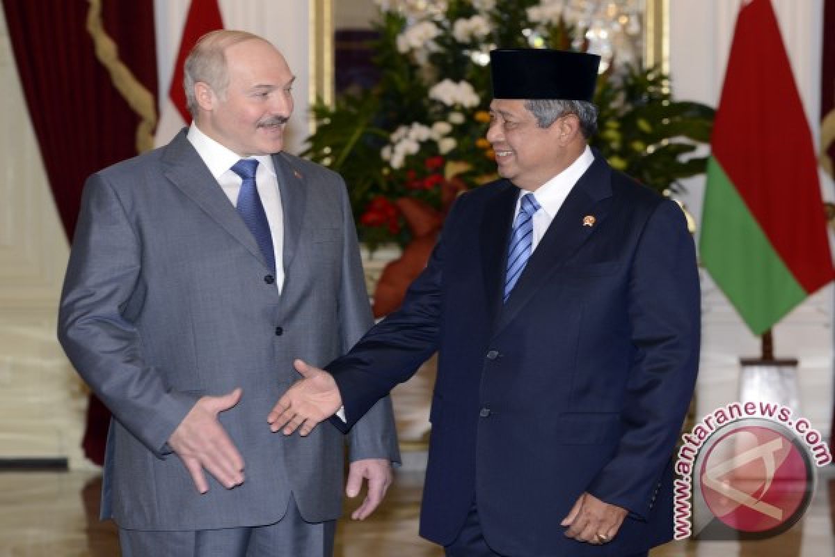 President Yudhoyono greets Belarus counterpart