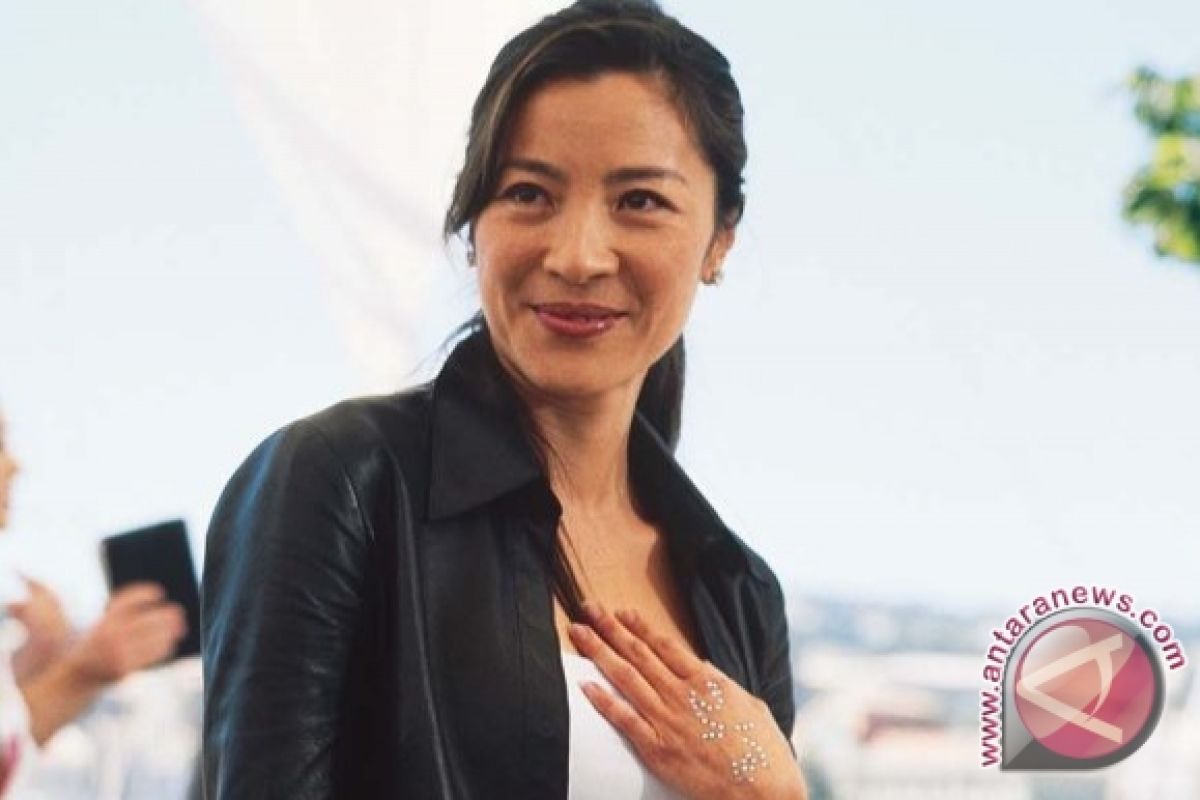 Michelle Yeoh Terima Penghargaan Asia