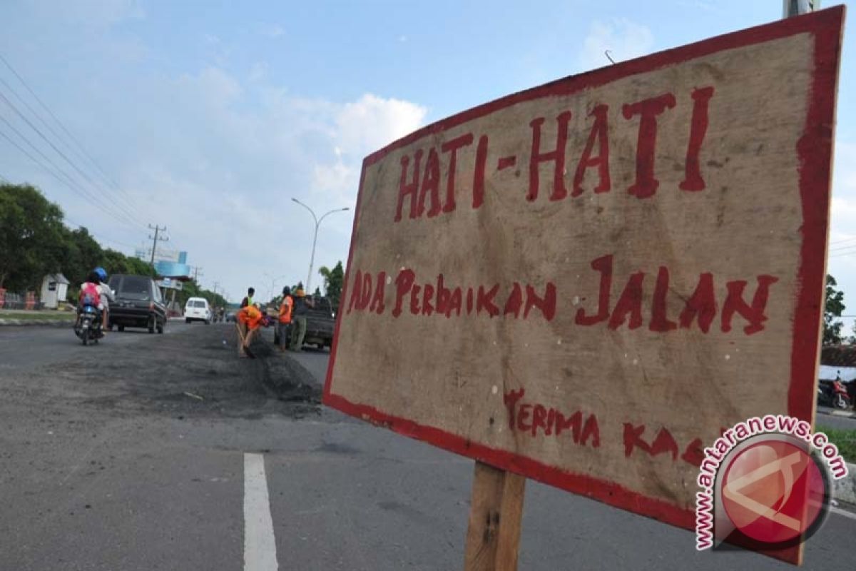 Lampung tengah libatkan warga perbaiki jalan kampung