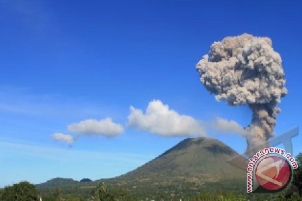  Gunung Lokon-Karangetang di Sulut masih berstatus siaga