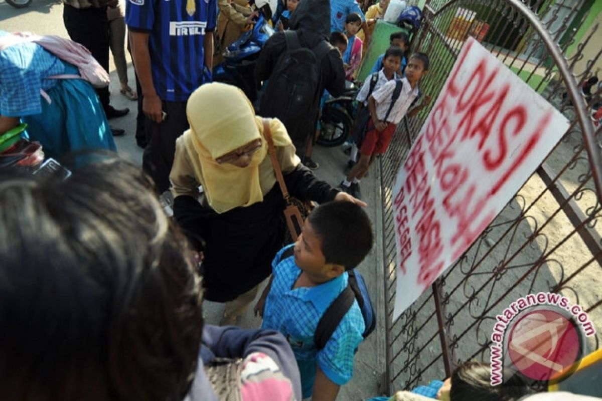 Warga Segel Sekolah Dasar Di Parigi Moutong