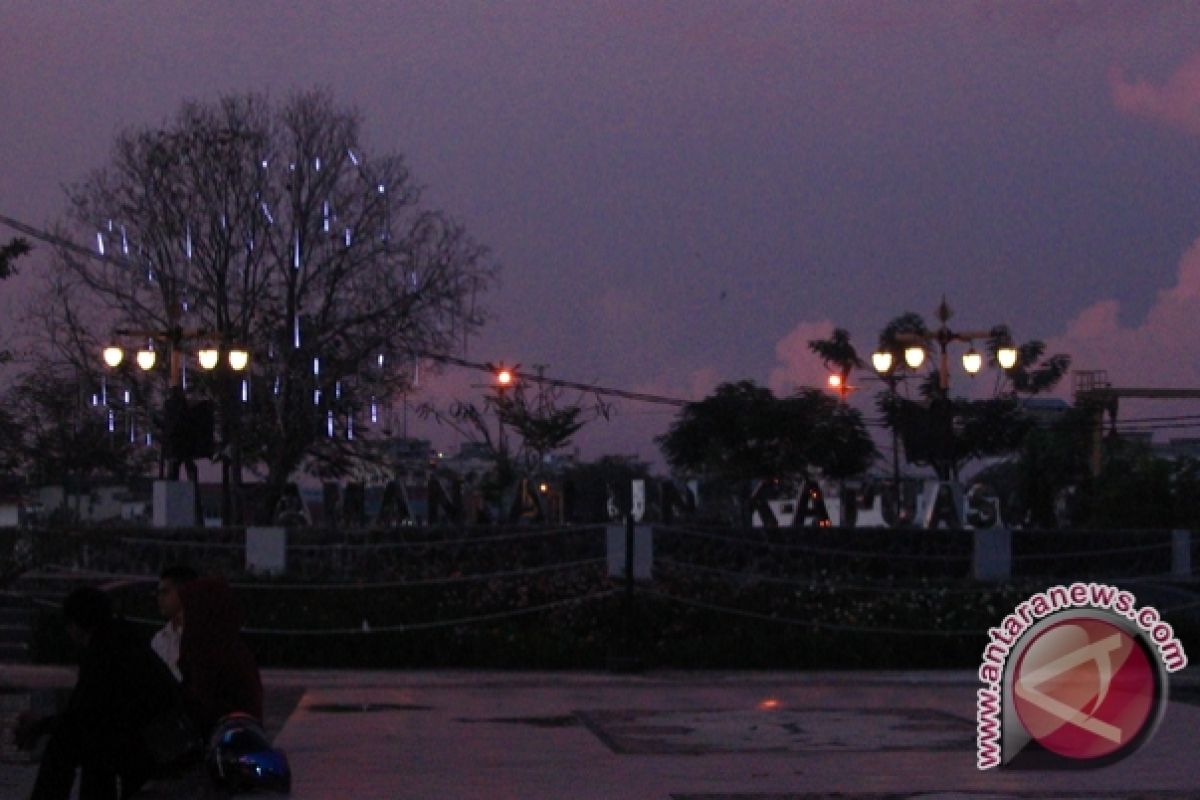 Pemkot Pontianak Hijaukan Alun-alun Kapuas Dengan Pohon