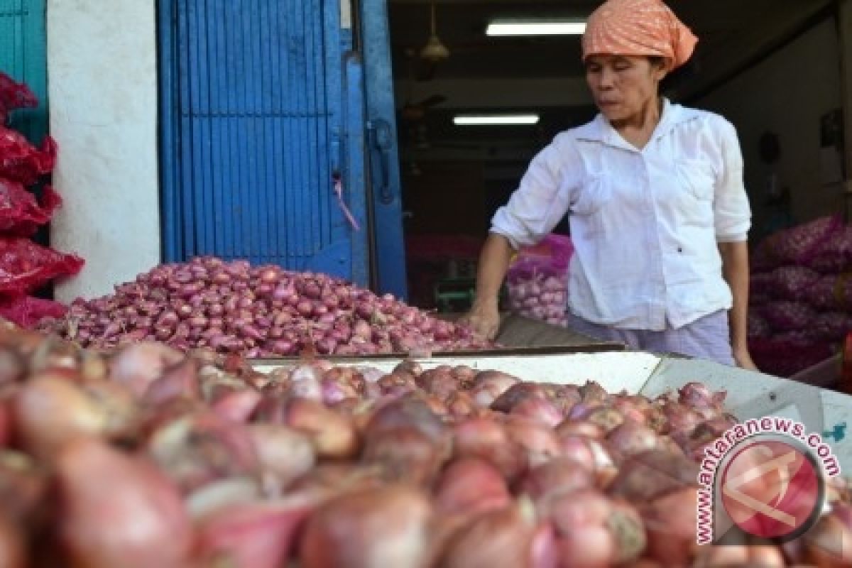 Pedagang Pangkalpinang Sulit Tambah Stok Bawang Merah