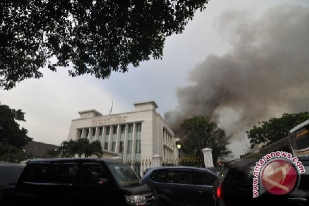 34 Pemadam Kebakaran kendalikan Api di Setneg