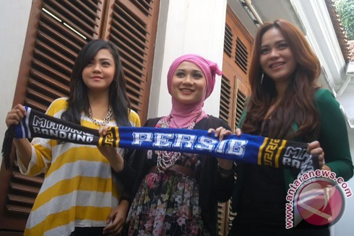 Bobotoh bikin Stadion Utama Gelora Bung Karno membiru