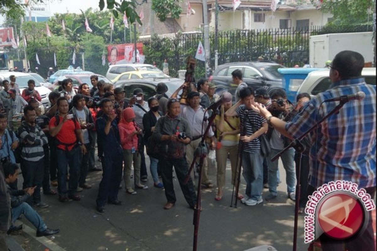 Bukan kudeta, cuma ibu-ibu tunggu sembako 