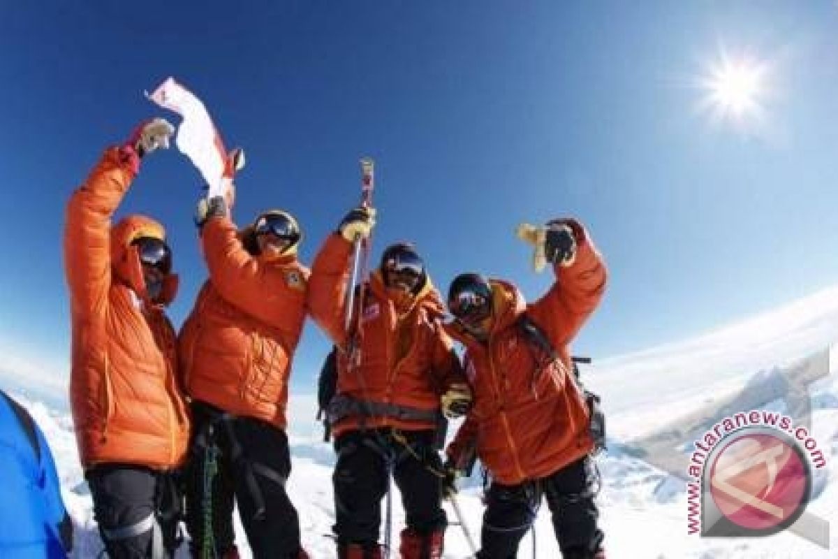 Dua pendaki "Tim Eksepedisi 7 Summits" puncak Everest kembali ke Indonesia