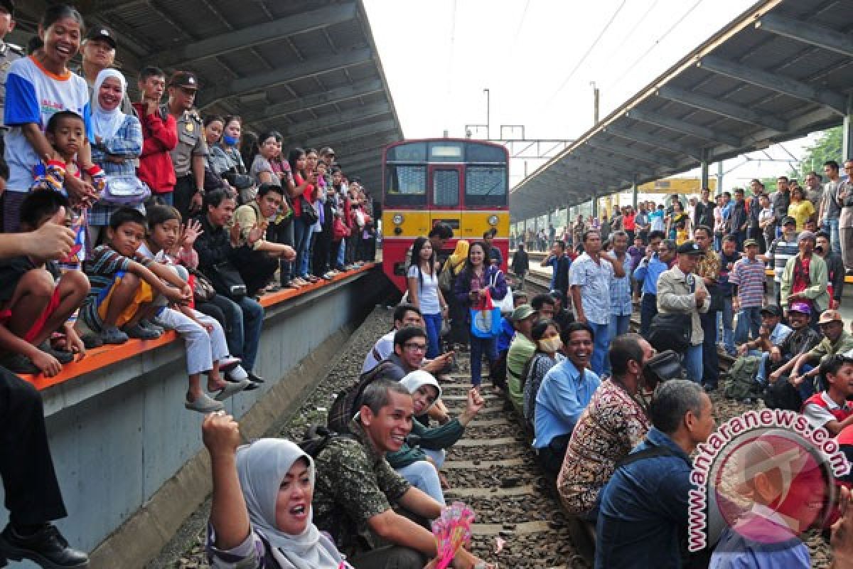 Ketua Komisi V tak sepakat KRL Ekonomi dihapus