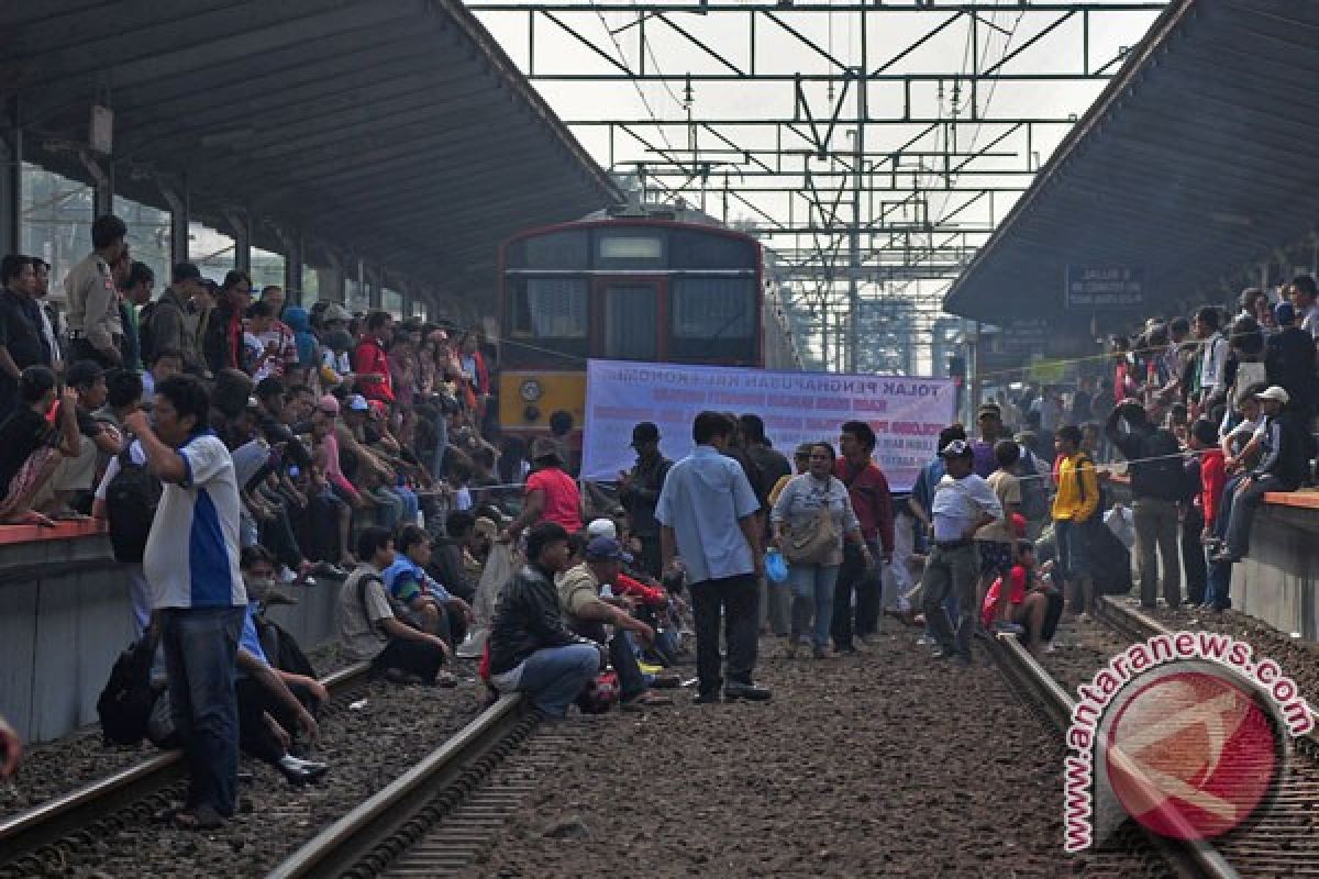 11 kereta api dari Yogya dan Jateng berhenti di Bekasi