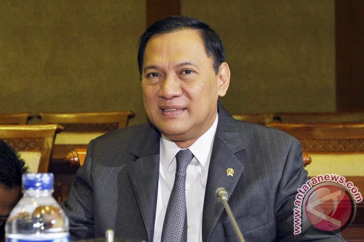 President Yudhoyono communicates with Agus Martowardojo