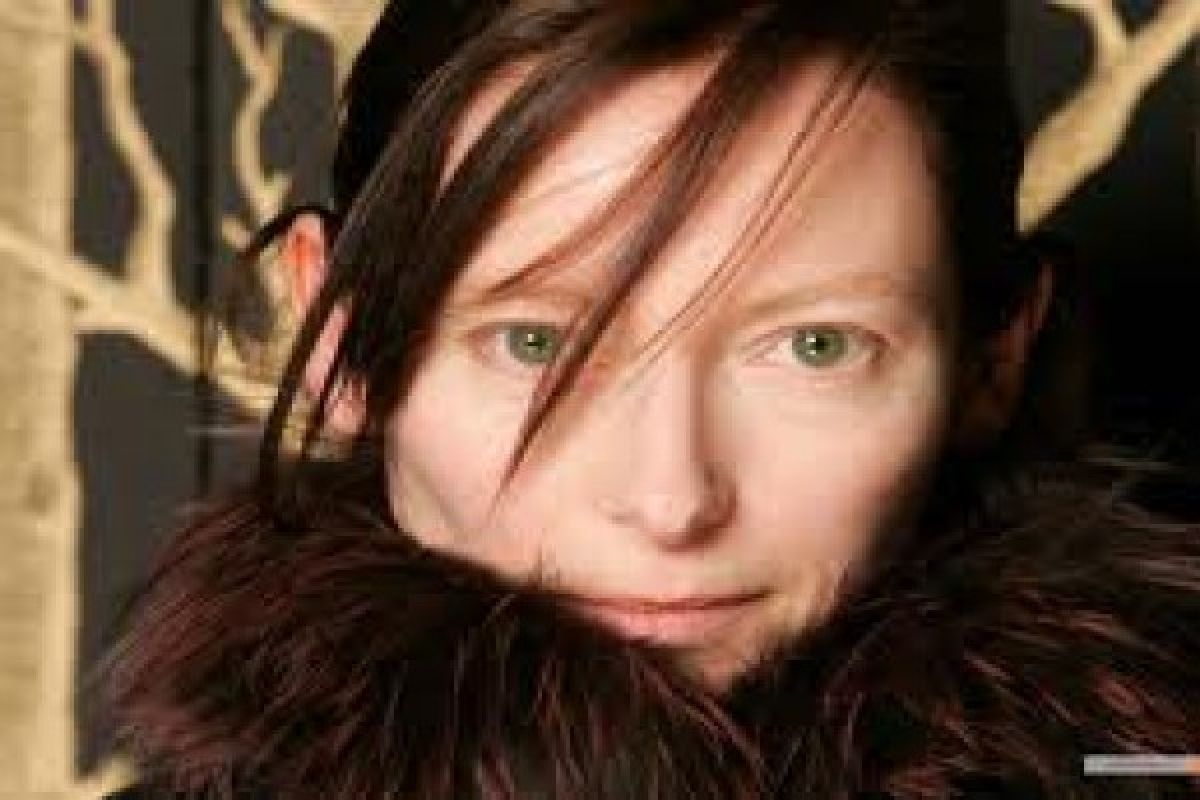 Tilda Swinton tidur dalam peti kaca