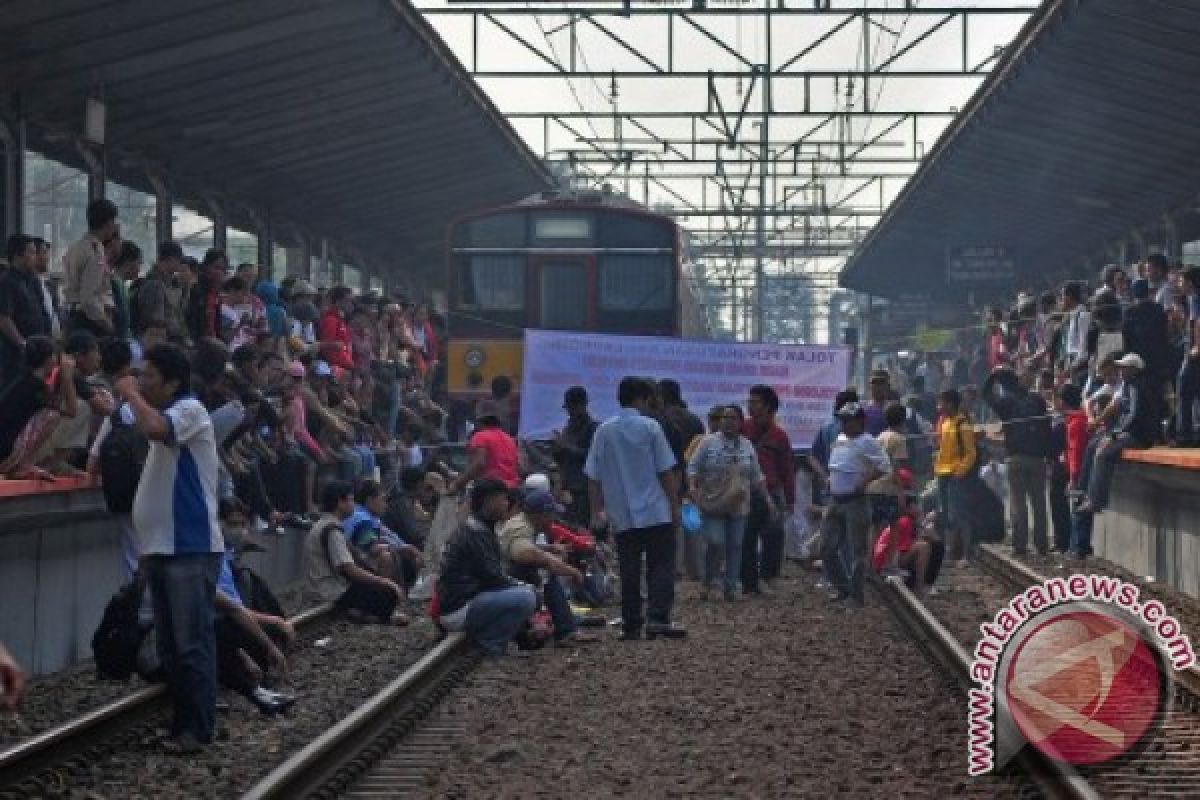 Pendemo duduki Stasiun Bekasi