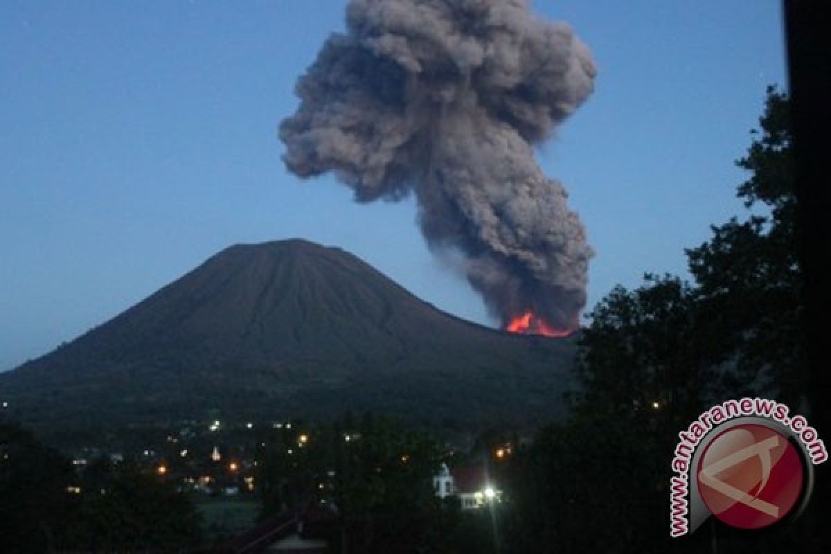 Gunung Lokon lontarkan debu setinggi 2.500 meter