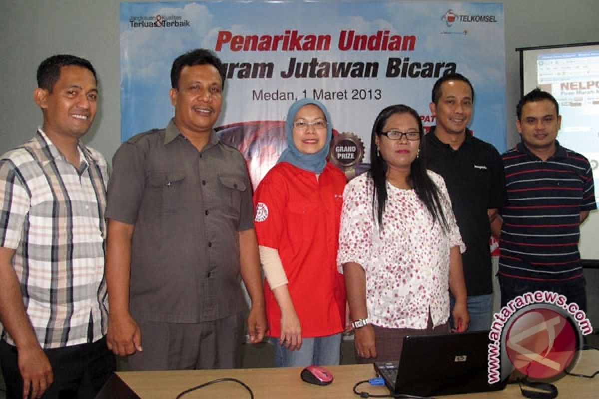 Roni boyong mobil pemenang hadiah "jutawan bicara" Telkomsel