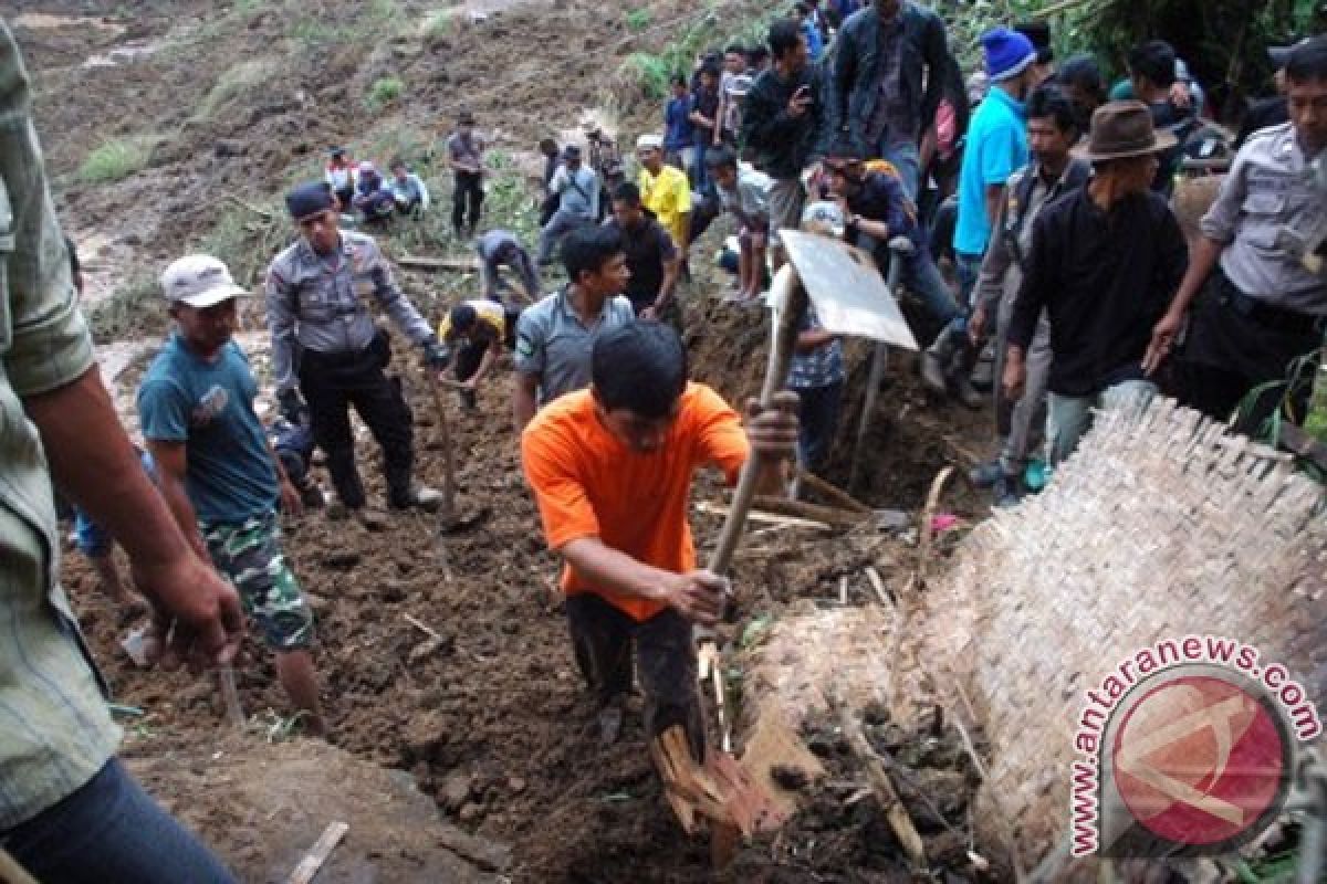 25 rumah rusak berat akibat longsor di Bandung barat