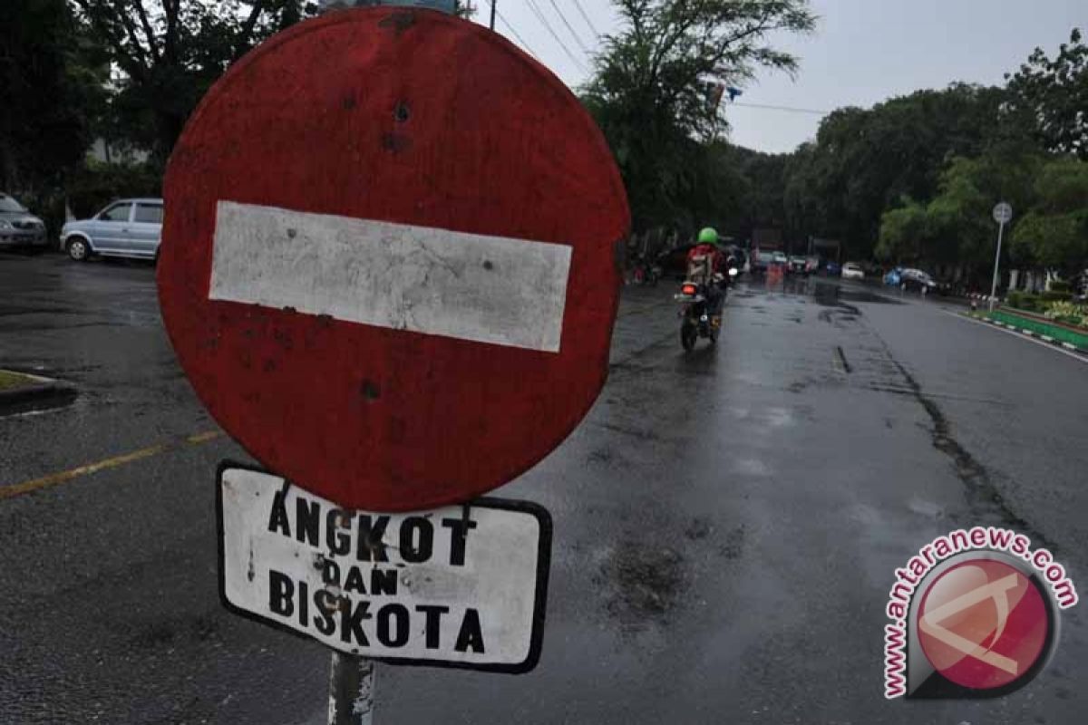 Tekan angka kecelakaan, Dishub pasang 123 rambu lalin 