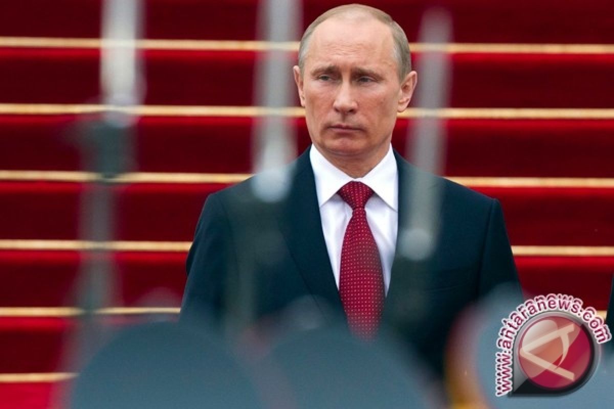 Polisi Rusia Sita Lukisan Putin Berpakaian Dalam Perempuan