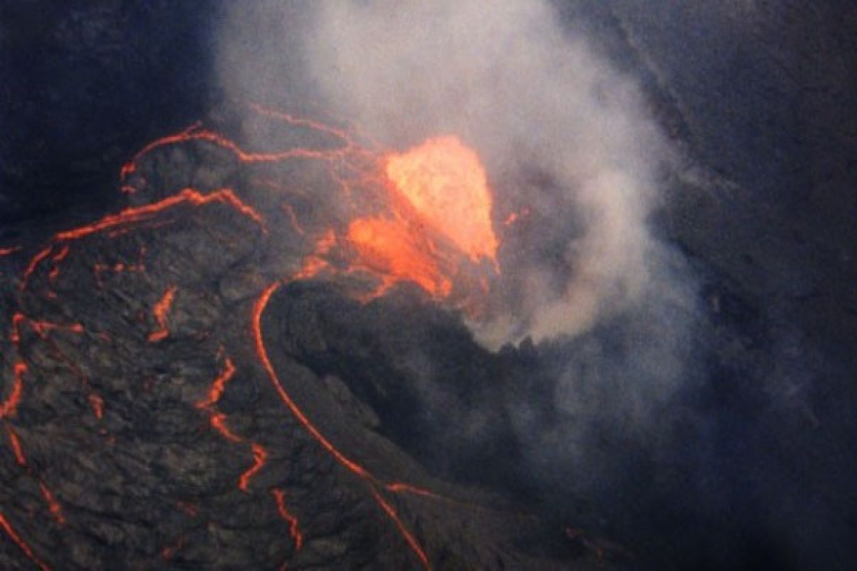 Mt Rokatenda in E. Nusa Tengara erupts