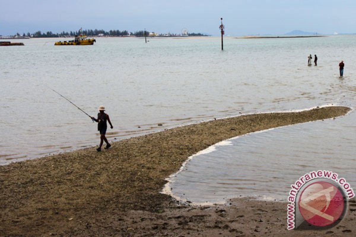 Ribuan warga Batam padati pantai Tanjungpinggir