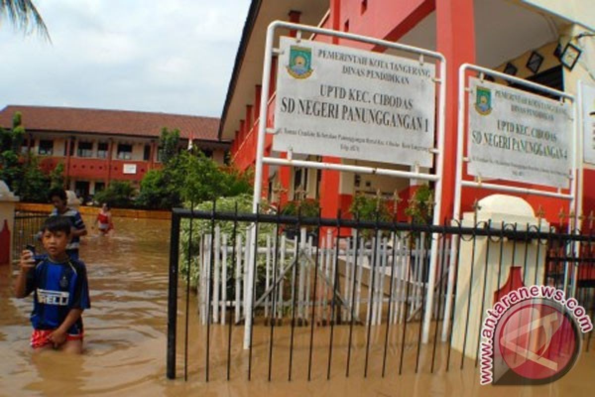 Sungai Cisadane Kota Tangerang meluap
