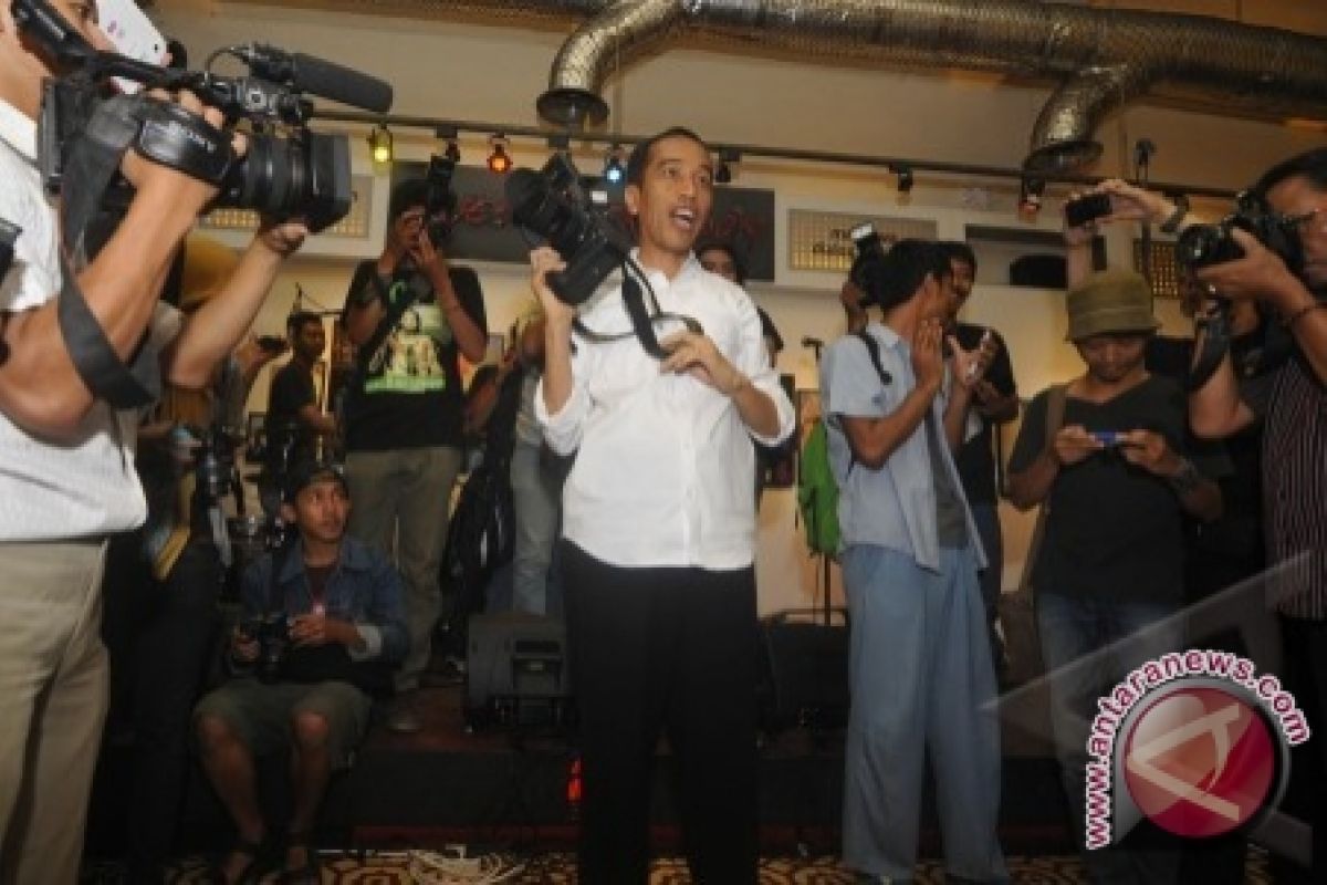Jokowi Kunjungi Pameran Foto Jurnalistik 'Kilas Balik 2012'  