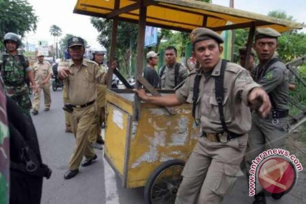 Petugas Tertibkan Pedagang di Bawah Jembatan 