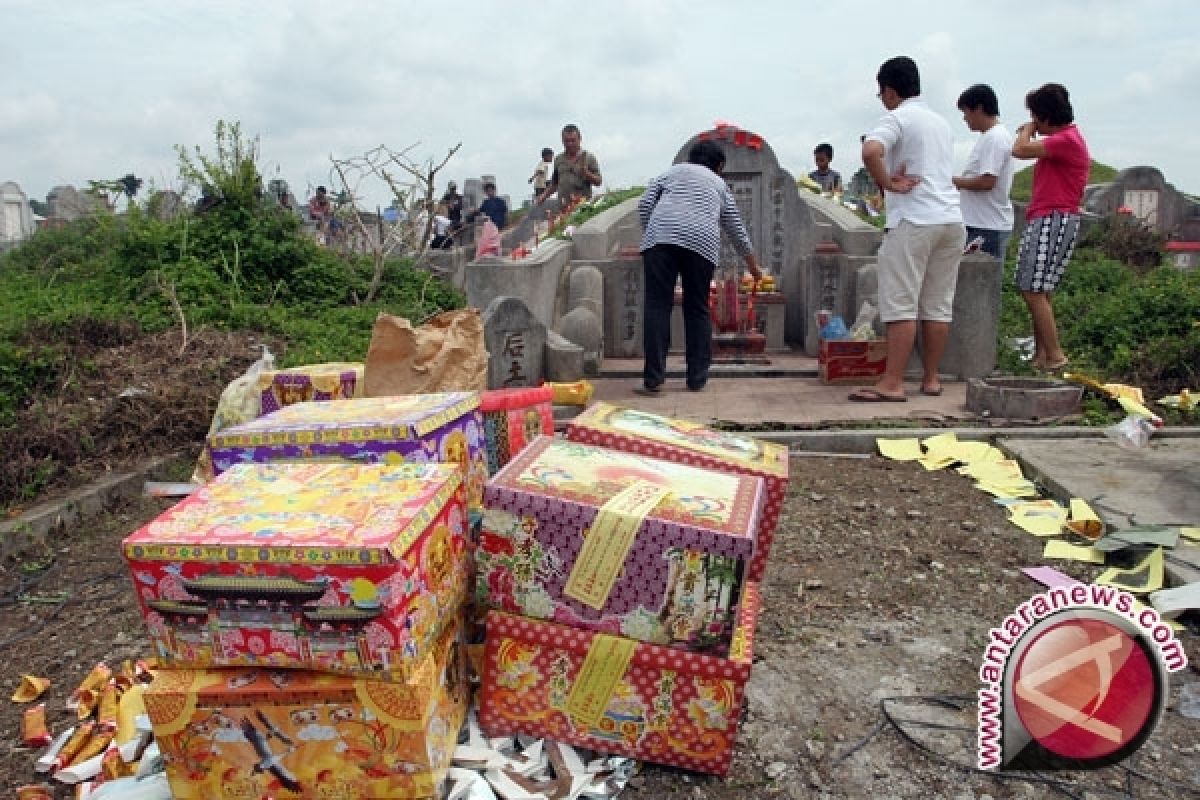 Warga keturunan Tionghoa lakukan ritual Cheng Beng