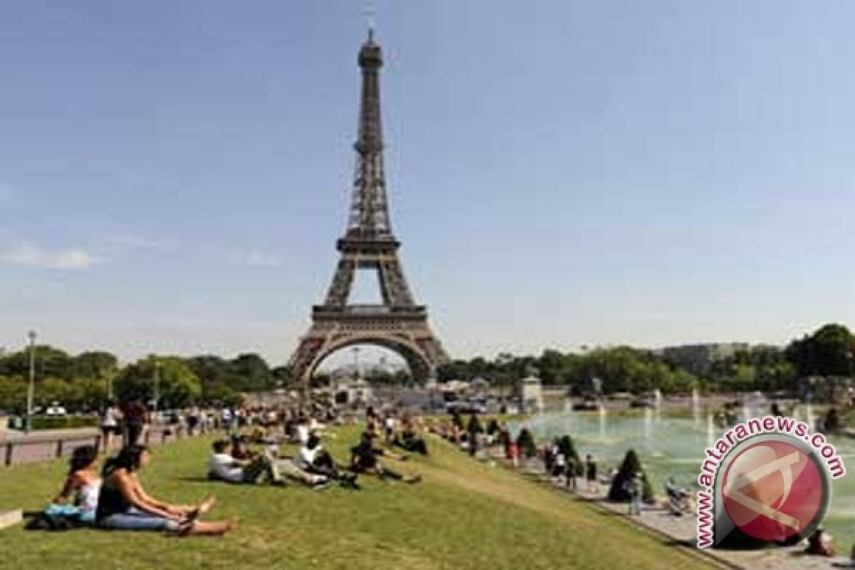  Menara Eiffel Dikosongkan Setelah Ancaman Lewat Telepon