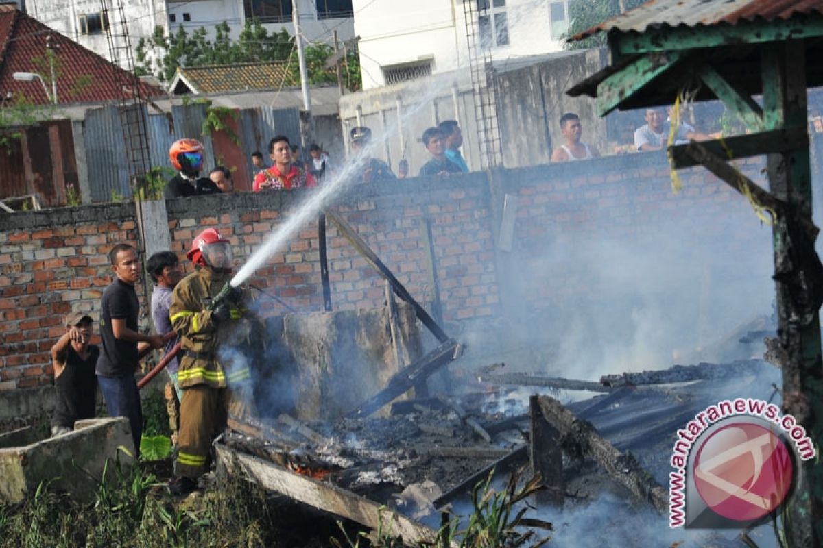 Kebakaran hanguskan satu rumah warga 7 Ulu  