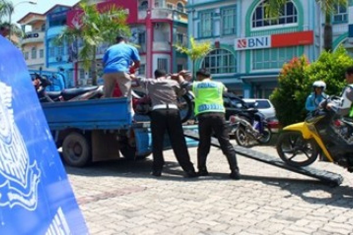 Amankan Sepeda Motor/Foto Joko Sulistyo