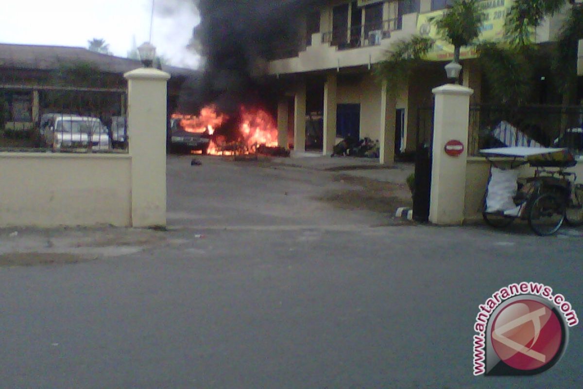 Polres OKU dibakar sekelompok oknum anggota TNI  