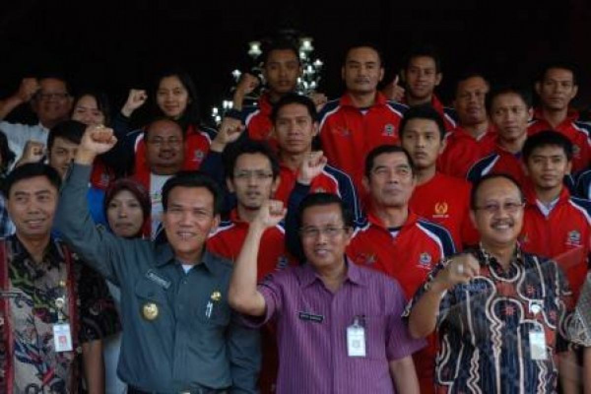 Satpol PP Bongkar Baliho Bupati Kudus