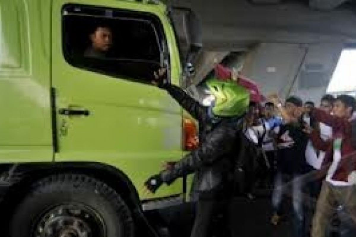 Digunakan Angkut Kayu Curian, Truk Dirusak Massa