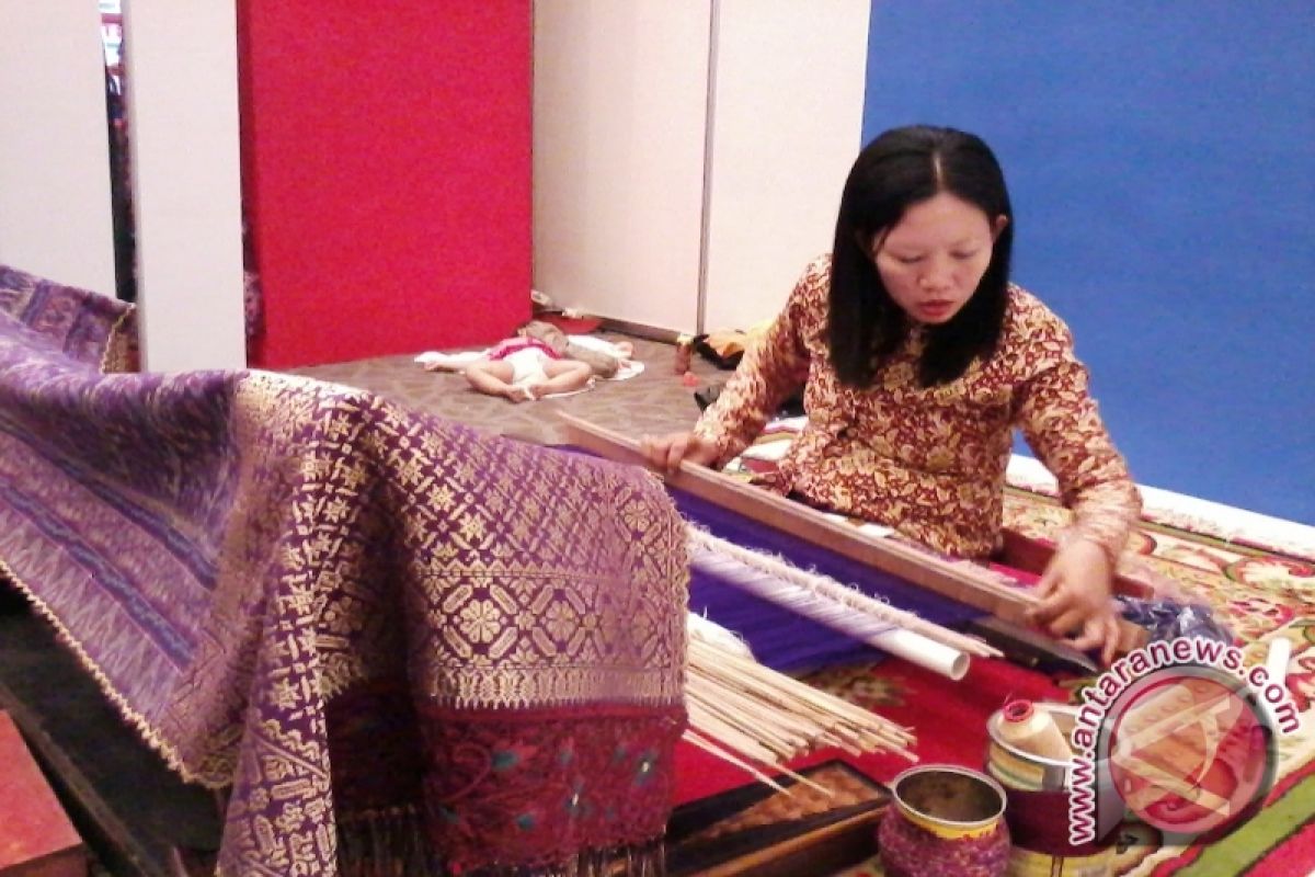 Bangka Tengah Kembangkan Kerajinan Batik Tulis
