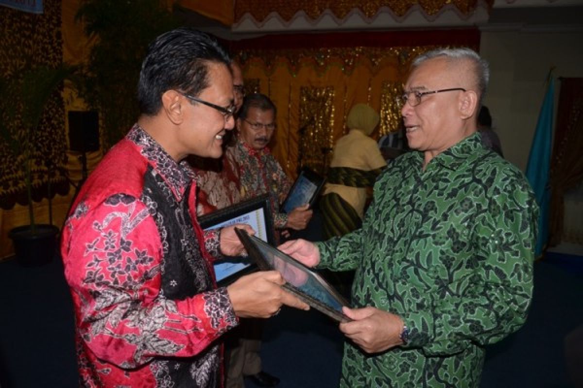 Bupati Agam Raih Anugerah Mitra PWI 2013